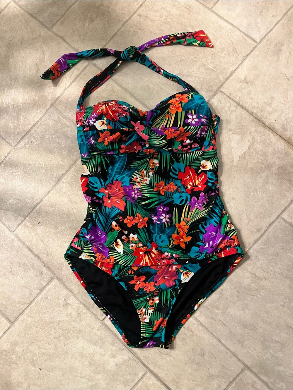 Catalina size 8-10 (medium) women’s floral print one piece swimsuit. EUC